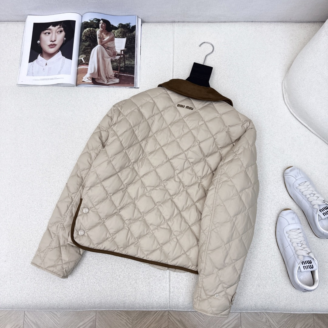 特价🉐️❗️现货齐码❗️不退不换❗️爆单款推荐 Miu 25Ss————秋冬最新款菱形绗缝拼麂皮绒翻领短