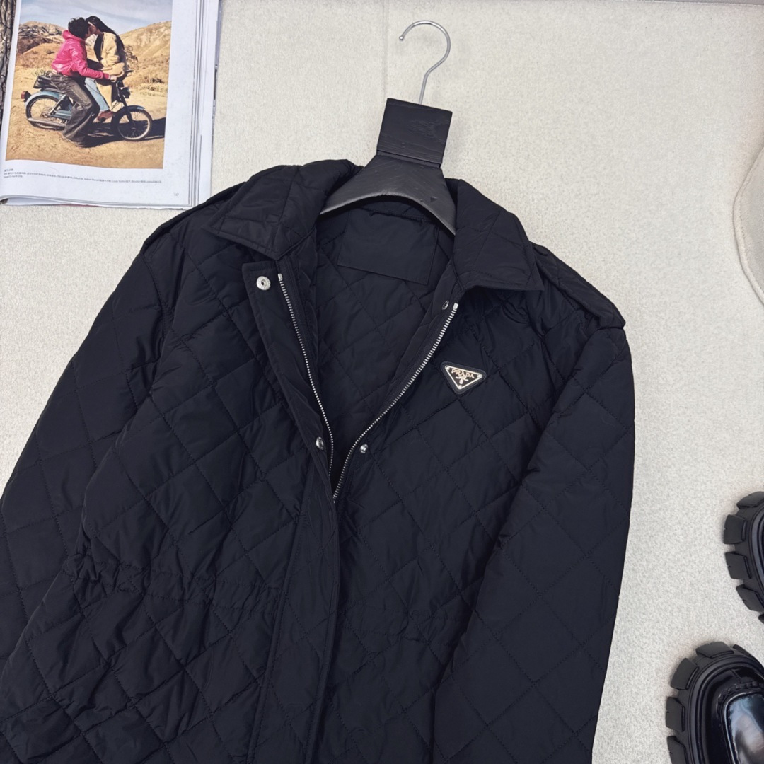 原单品质 PD 25Ss———秋冬新品菱格棉服抽绳松紧夹克外套🤍 进口高密再生尼龙面料 小翻领设计下摆抽