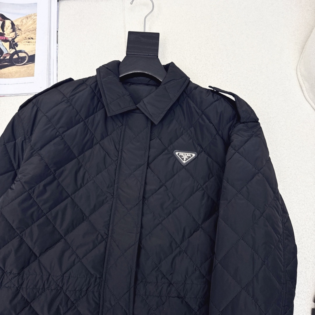 原单品质 PD 25Ss———秋冬新品菱格棉服抽绳松紧夹克外套🤍 进口高密再生尼龙面料 小翻领设计下摆抽