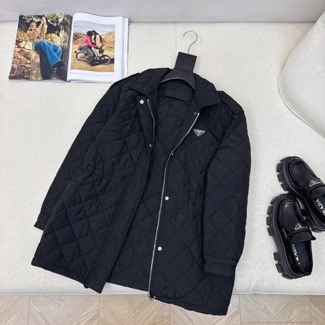 原单品质 PD 25Ss———秋冬新品菱格棉服抽绳松紧夹克外套🤍 进口高密再生尼龙面料 小翻领设计下摆抽