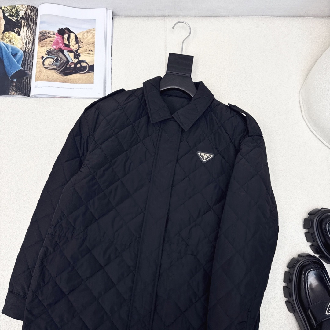 原单品质 PD 25Ss———秋冬新品菱格棉服抽绳松紧夹克外套🤍 进口高密再生尼龙面料 小翻领设计下摆抽