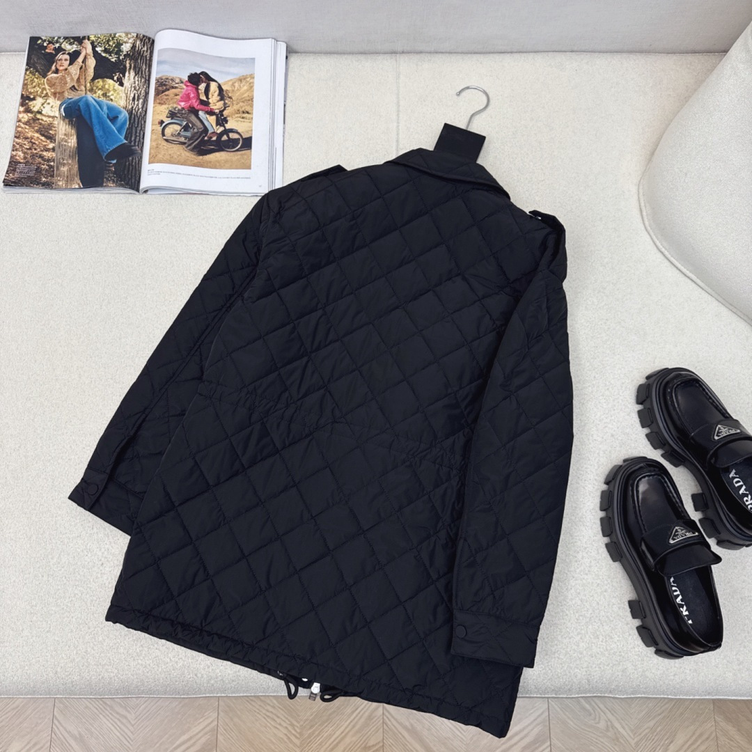 原单品质 PD 25Ss———秋冬新品菱格棉服抽绳松紧夹克外套🤍 进口高密再生尼龙面料 小翻领设计下摆抽