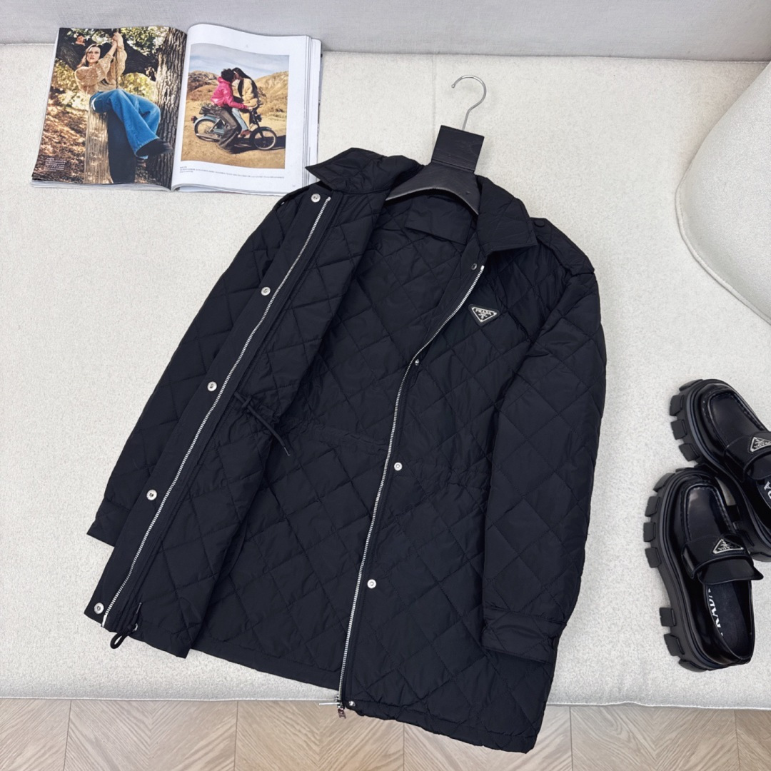 原单品质 PD 25Ss———秋冬新品菱格棉服抽绳松紧夹克外套🤍 进口高密再生尼龙面料 小翻领设计下摆抽