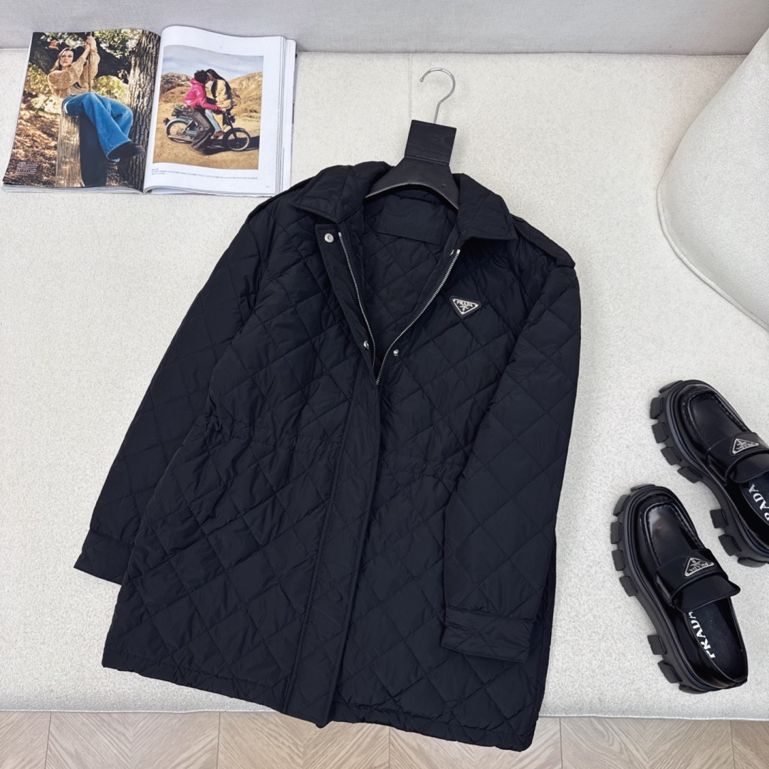 原单品质 PD 25Ss———秋冬新品菱格棉服抽绳松紧夹克外套🤍 进口高密再生尼龙面料 小翻领设计下摆抽