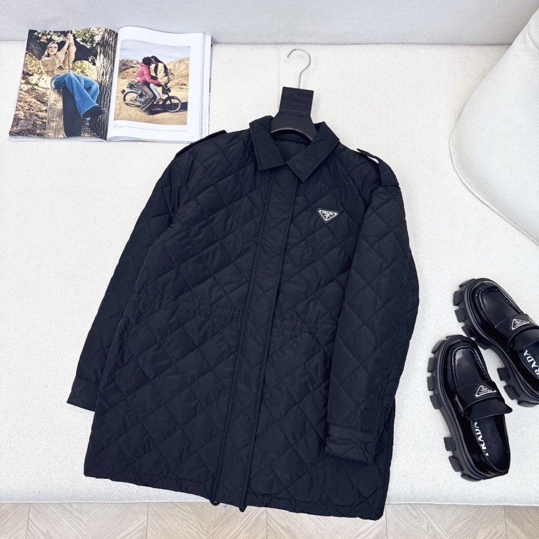 原单品质 PD 25Ss———秋冬新品菱格棉服抽绳松紧夹克外套🤍 进口高密再生尼龙面料 小翻领设计下摆抽