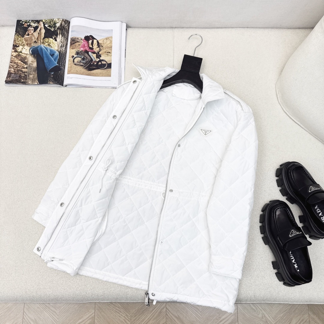 原单品质 PD 25Ss———秋冬新品菱格棉服抽绳松紧夹克外套🤍 进口高密再生尼龙面料 小翻领设计下摆抽