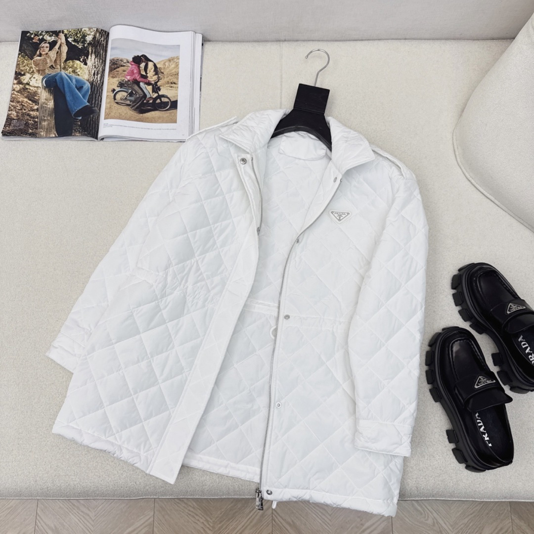 原单品质 PD 25Ss———秋冬新品菱格棉服抽绳松紧夹克外套🤍 进口高密再生尼龙面料 小翻领设计下摆抽