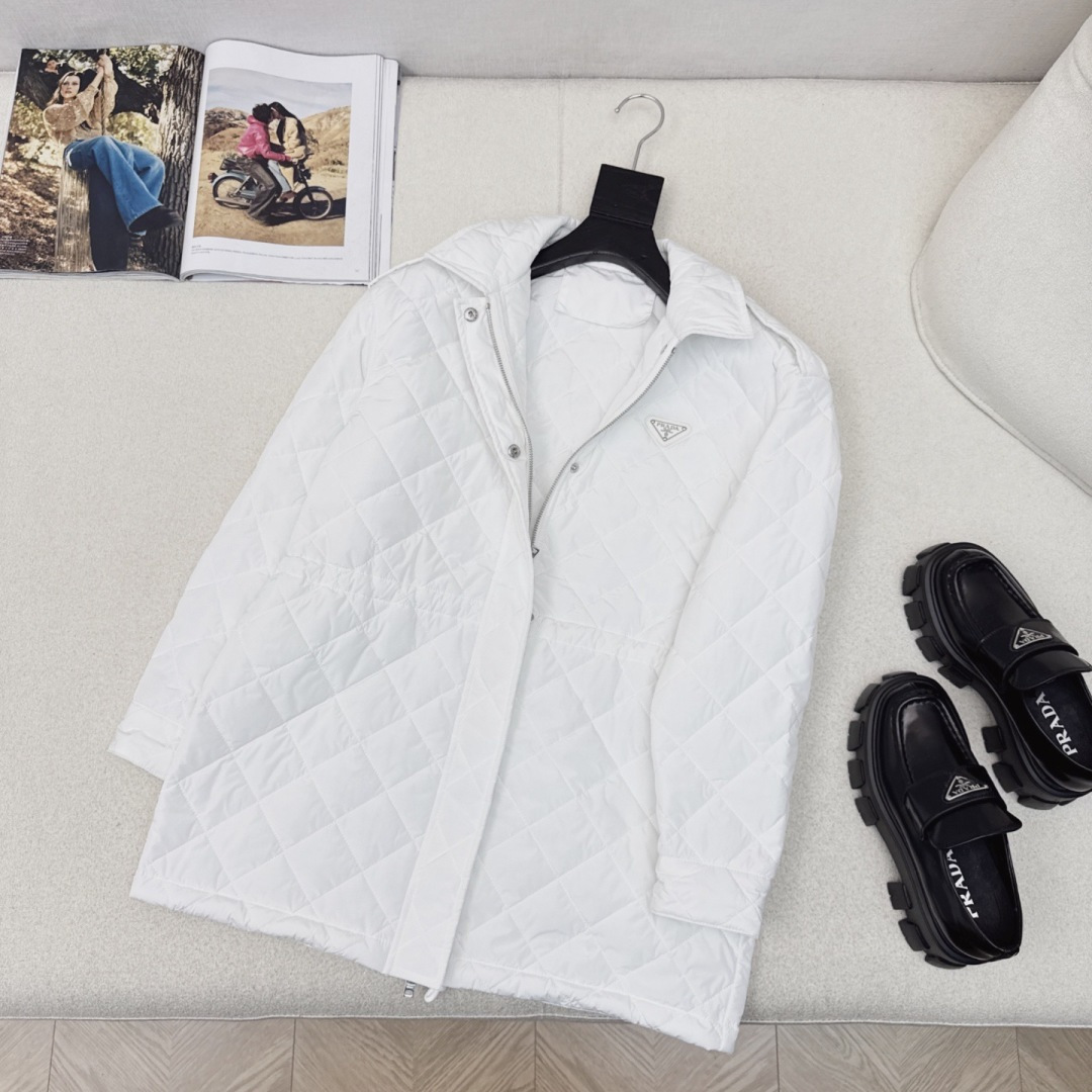 原单品质 PD 25Ss———秋冬新品菱格棉服抽绳松紧夹克外套🤍 进口高密再生尼龙面料 小翻领设计下摆抽