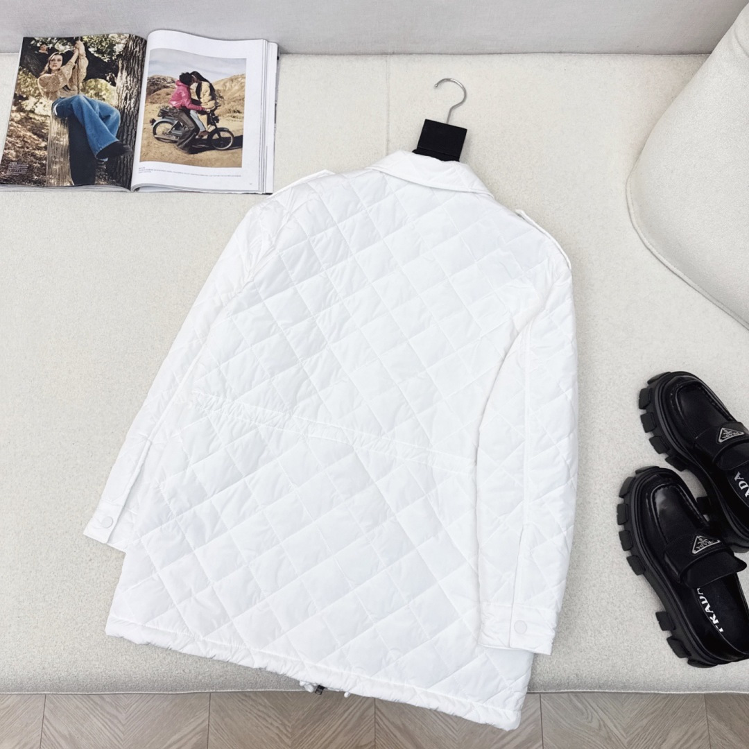 原单品质 PD 25Ss———秋冬新品菱格棉服抽绳松紧夹克外套🤍 进口高密再生尼龙面料 小翻领设计下摆抽