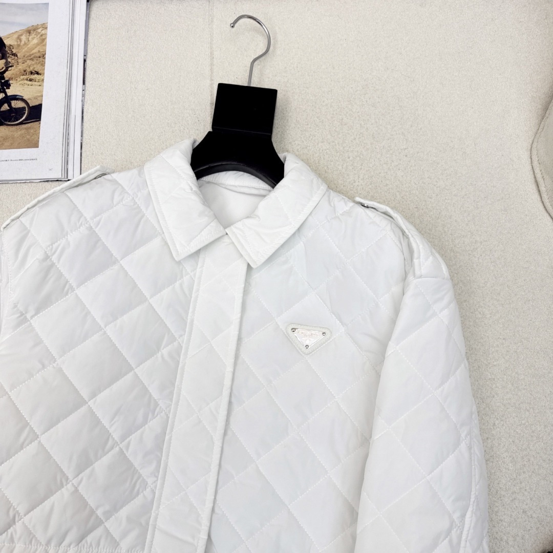 原单品质 PD 25Ss———秋冬新品菱格棉服抽绳松紧夹克外套🤍 进口高密再生尼龙面料 小翻领设计下摆抽