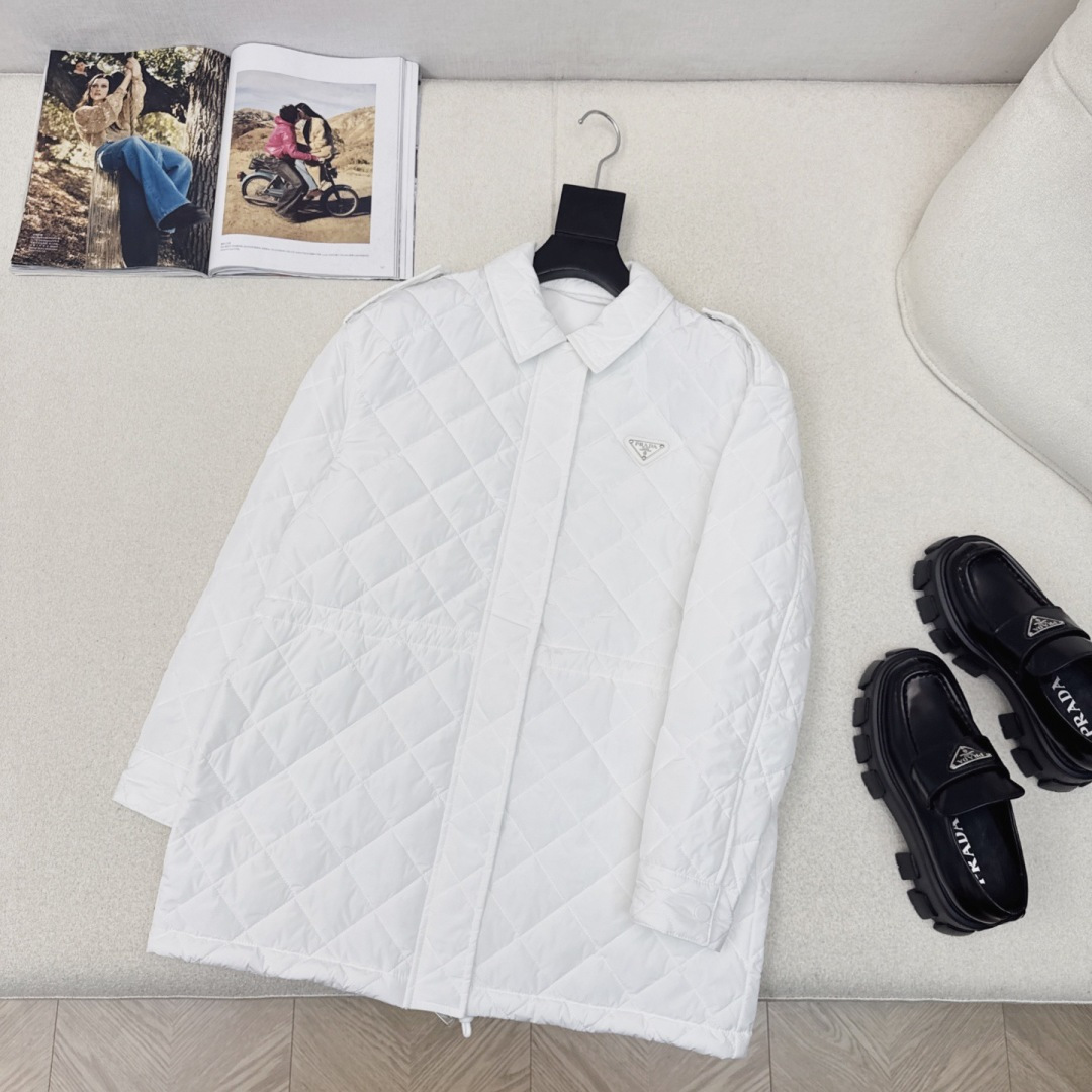 原单品质 PD 25Ss———秋冬新品菱格棉服抽绳松紧夹克外套🤍 进口高密再生尼龙面料 小翻领设计下摆抽