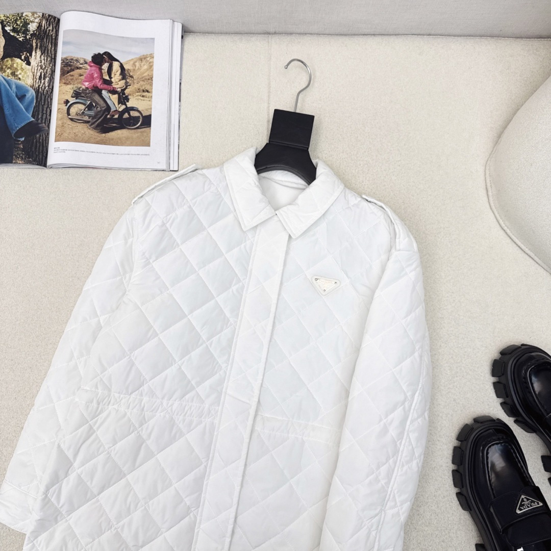 原单品质 PD 25Ss———秋冬新品菱格棉服抽绳松紧夹克外套🤍 进口高密再生尼龙面料 小翻领设计下摆抽