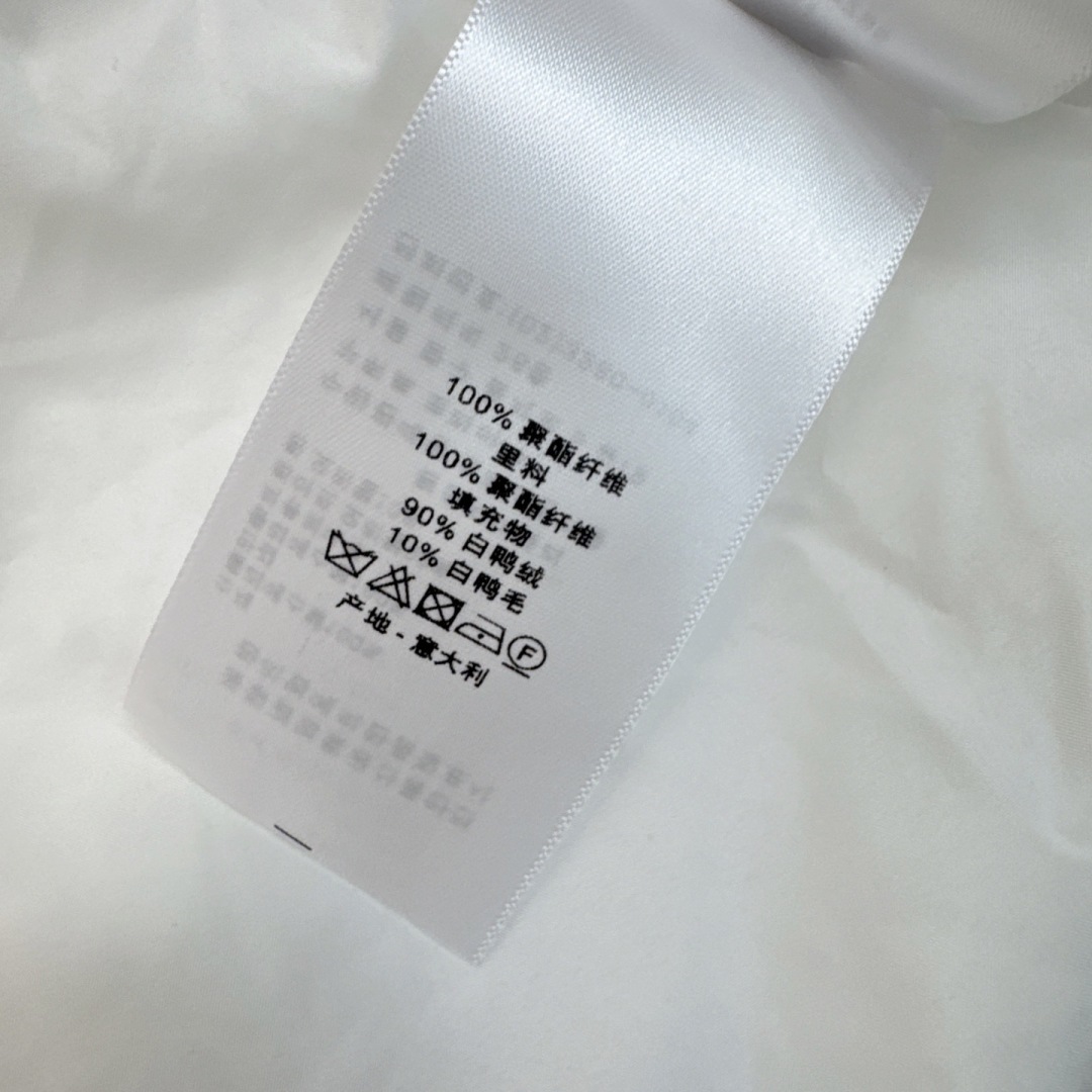 独家款～CD 25Ss———秋冬最新款立领简约收腰羽绒服 🖤经典的蜜蜂刺绣细节加持 小立领收腰版型 搭配