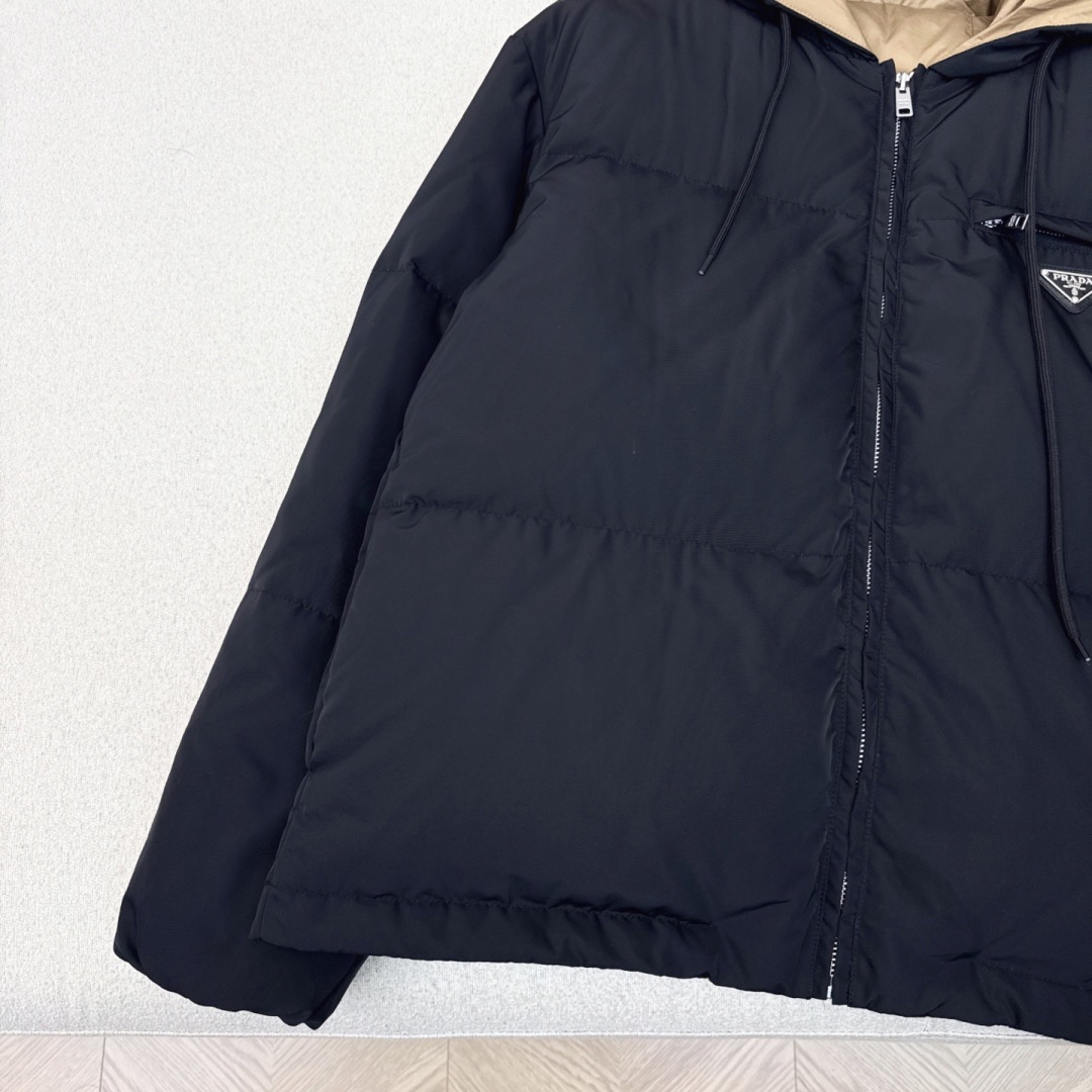 独家首发 高端原单品质 PD 25Ss——秋冬官网最新款配色三角标装饰连帽羽绒服外套 🤎 立体剪裁H版型