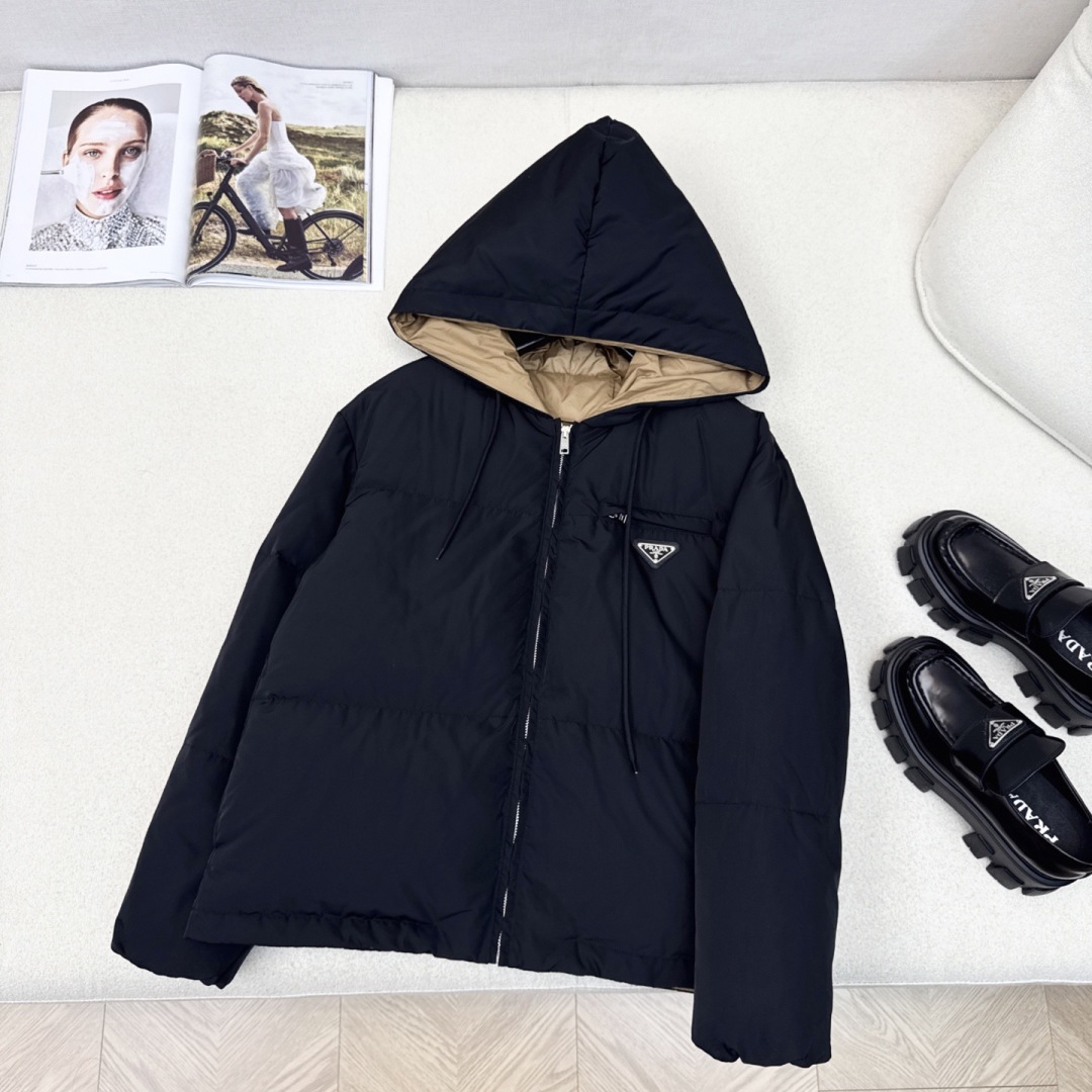 独家首发 高端原单品质 PD 25Ss——秋冬官网最新款配色三角标装饰连帽羽绒服外套 🤎 立体剪裁H版型