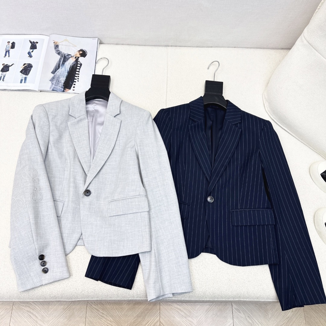 特价🉐️❗️灰色SML❗️不退不换❗️Loe 25Ss———秋冬最新款褶皱logo皮革装饰套装🩶小短款西