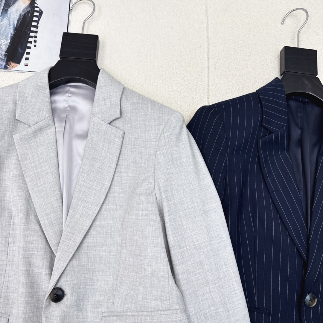 特价🉐️❗️灰色SML❗️不退不换❗️Loe 25Ss———秋冬最新款褶皱logo皮革装饰套装🩶小短款西