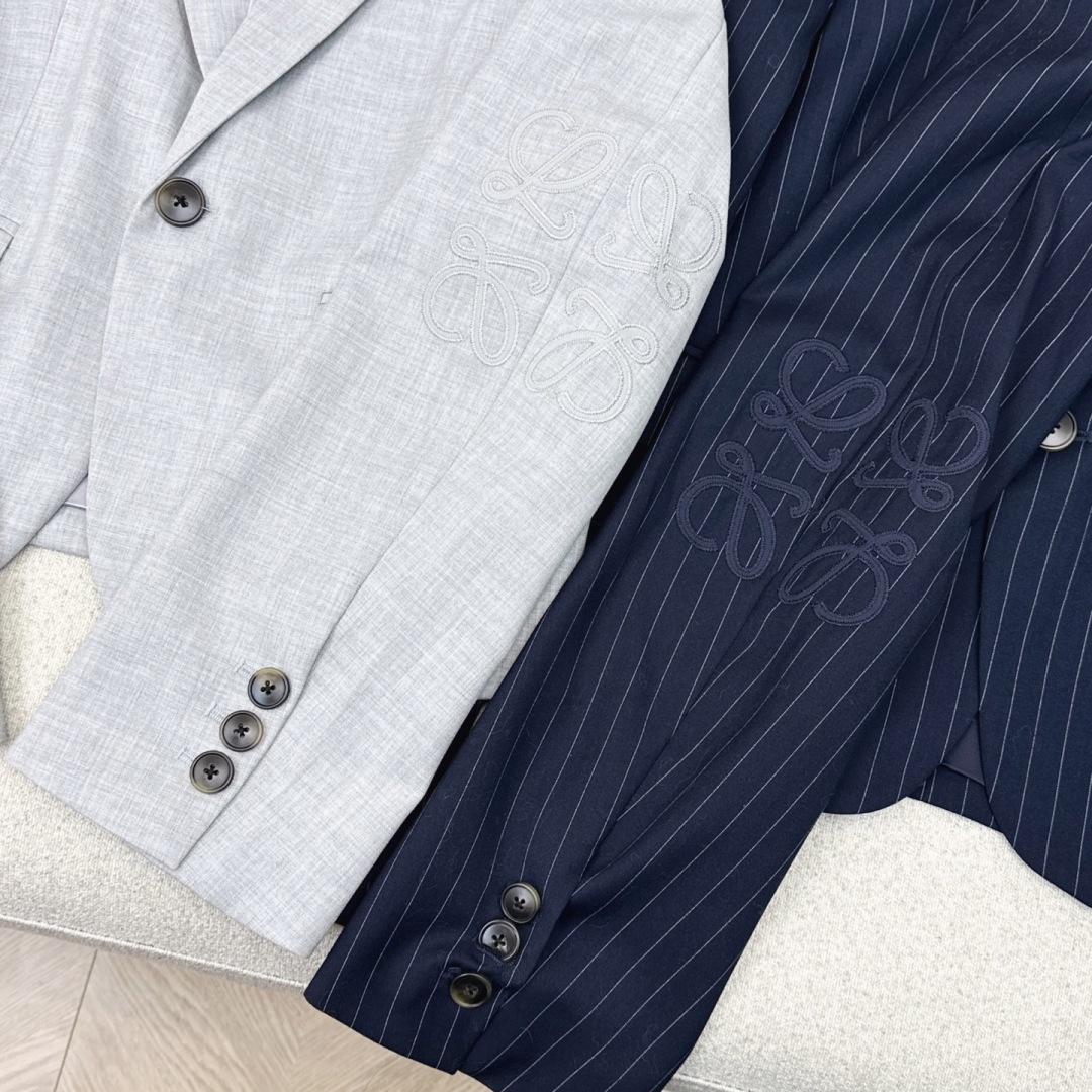 特价🉐️❗️灰色SML❗️不退不换❗️Loe 25Ss———秋冬最新款褶皱logo皮革装饰套装🩶小短款西