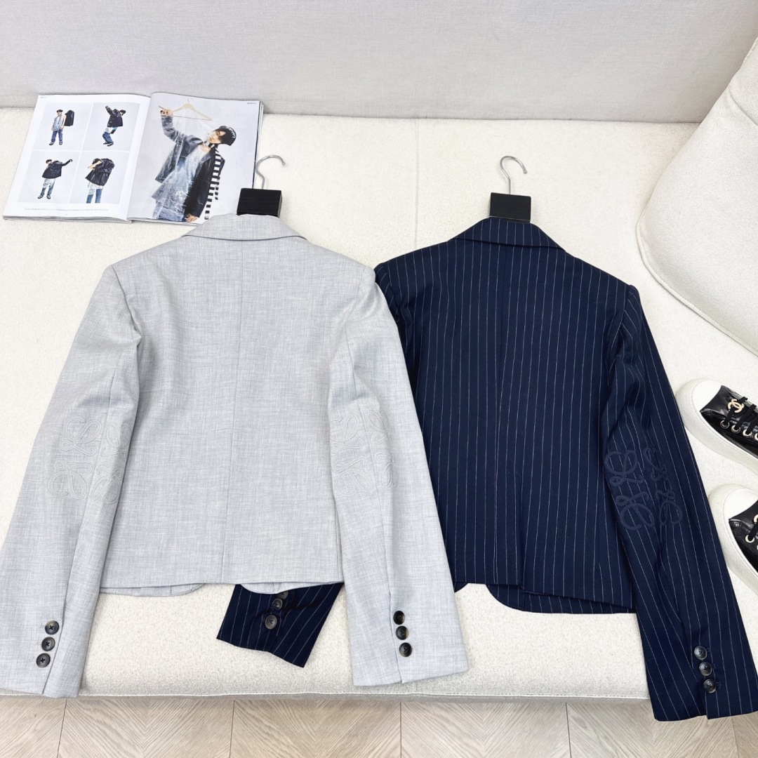 特价🉐️❗️灰色SML❗️不退不换❗️Loe 25Ss———秋冬最新款褶皱logo皮革装饰套装🩶小短款西