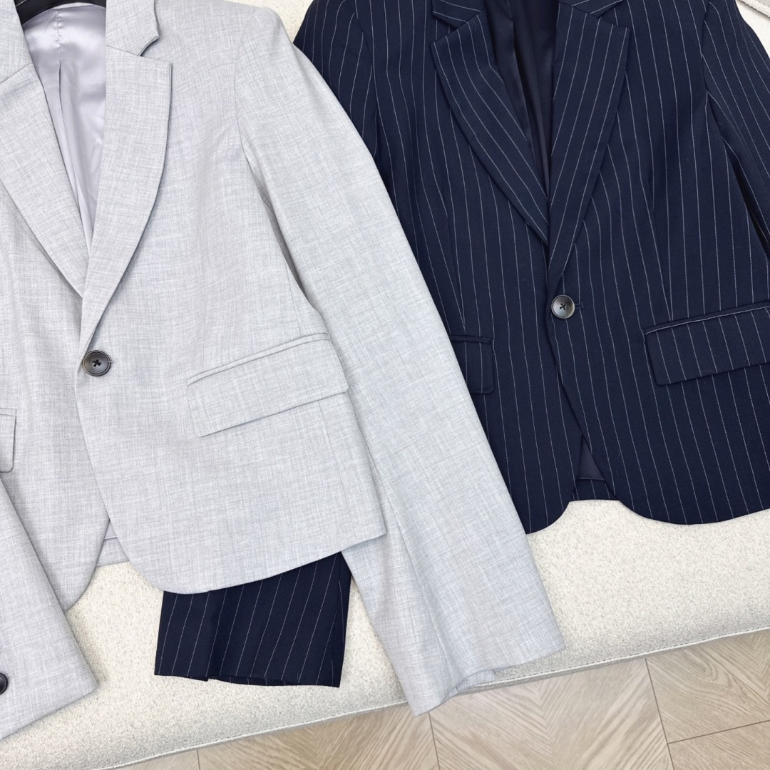 特价🉐️❗️灰色SML❗️不退不换❗️Loe 25Ss———秋冬最新款褶皱logo皮革装饰套装🩶小短款西