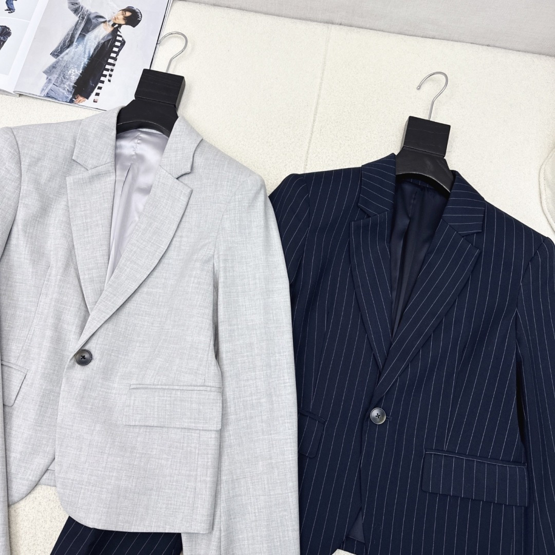 特价🉐️❗️灰色SML❗️不退不换❗️Loe 25Ss———秋冬最新款褶皱logo皮革装饰套装🩶小短款西