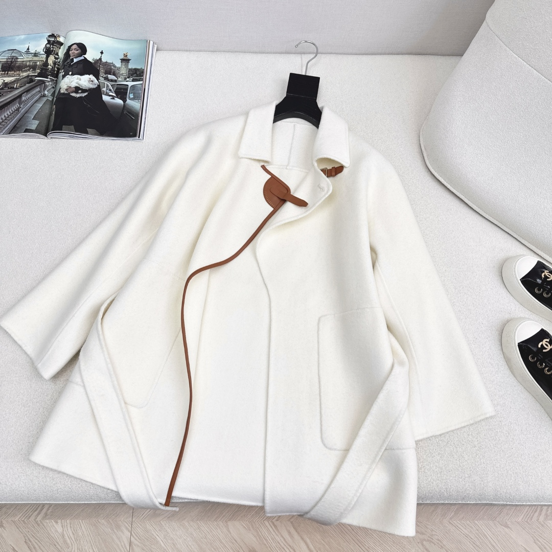 Her 25Ss————秋冬最新款本季必入高智感翻领大衣🖤秋冬新品叠搭神器 纯手工制作双面尼面料 拼接百
