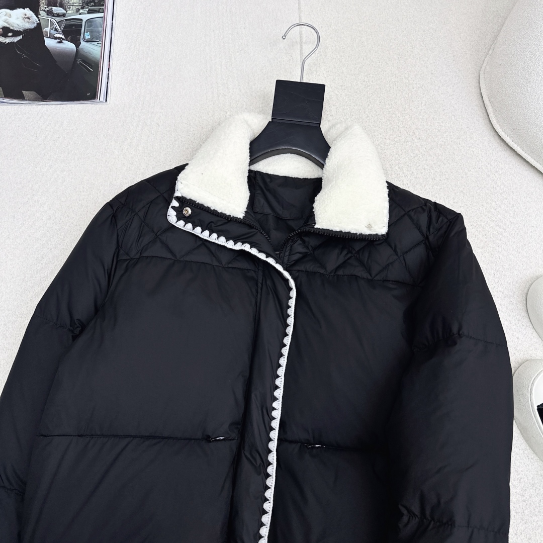 C家 25Ss———秋冬最新款小香风穿搭立领羽绒服 🖤撞色边工艺打造 面包服版型设计上身又A又飒 国标羽