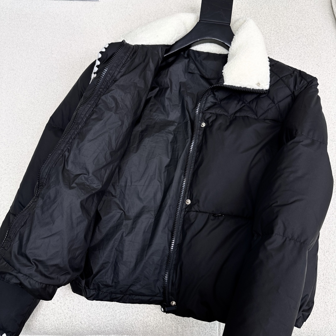 C家 25Ss———秋冬最新款小香风穿搭立领羽绒服 🖤撞色边工艺打造 面包服版型设计上身又A又飒 国标羽