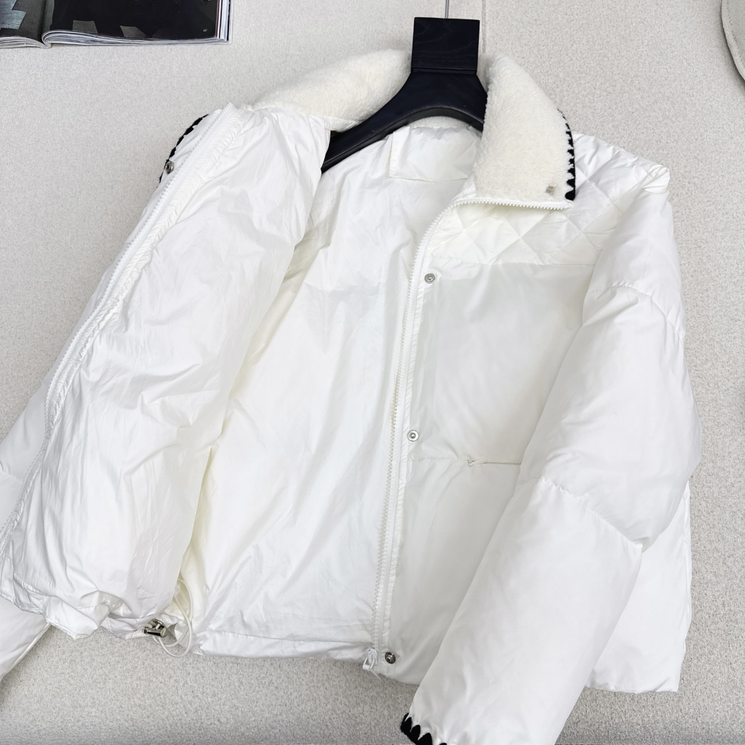 C家 25Ss———秋冬最新款小香风穿搭立领羽绒服 🖤撞色边工艺打造 面包服版型设计上身又A又飒 国标羽