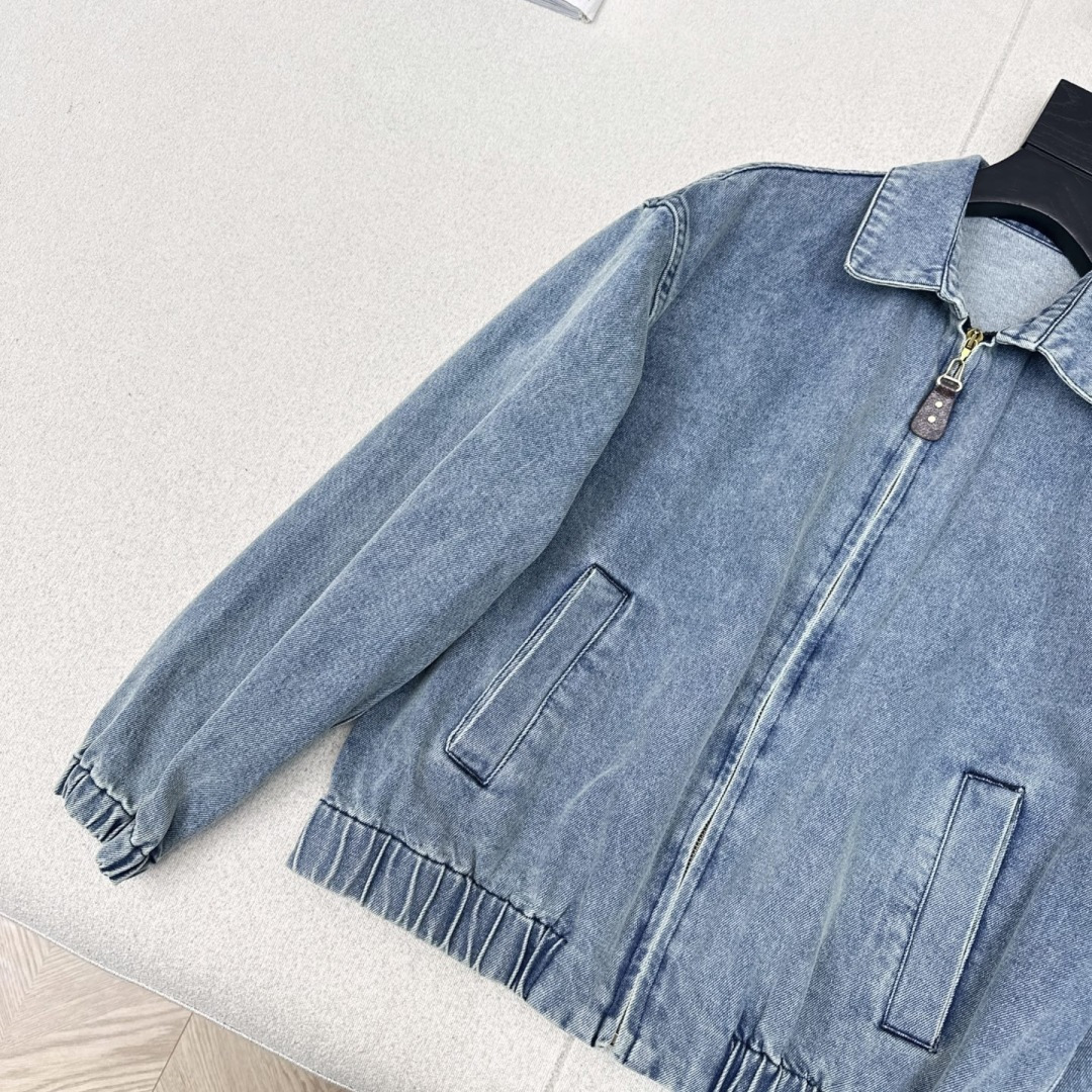 L家 25Ss————早秋最新款做旧宽松廓形牛仔外套 🩵干练飒气和休闲时髦都有 短款夹克版型剪裁 洗水是