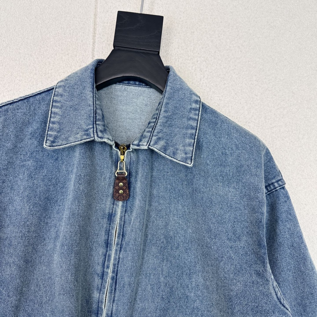 L家 25Ss————早秋最新款做旧宽松廓形牛仔外套 🩵干练飒气和休闲时髦都有 短款夹克版型剪裁 洗水是