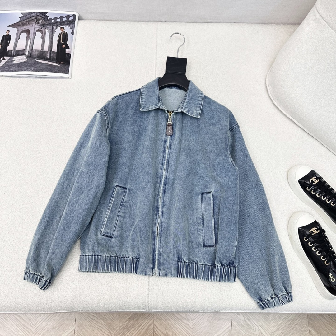L家 25Ss————早秋最新款做旧宽松廓形牛仔外套 🩵干练飒气和休闲时髦都有 短款夹克版型剪裁 洗水是