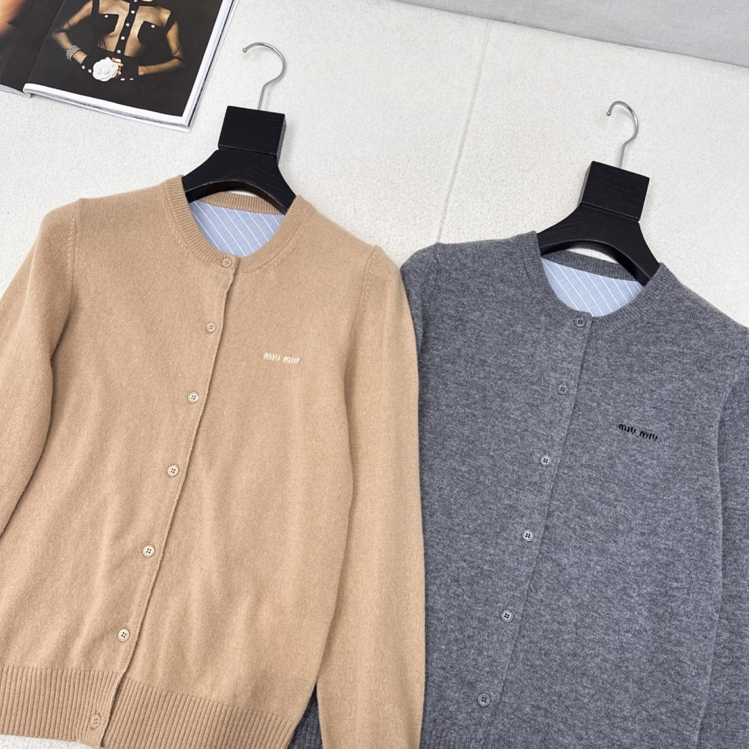 独家款～～Miu 25Ss————早秋最新款拼接条纹装饰针织开衫🤍温柔复古风～～经典小圆领休闲百搭 基础