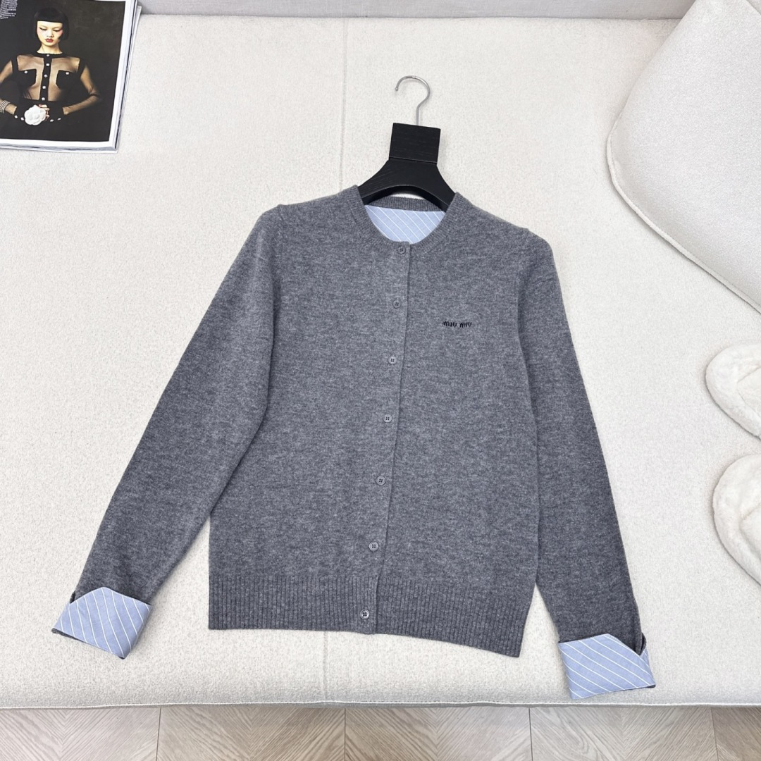 独家款～～Miu 25Ss————早秋最新款拼接条纹装饰针织开衫🤍温柔复古风～～经典小圆领休闲百搭 基础