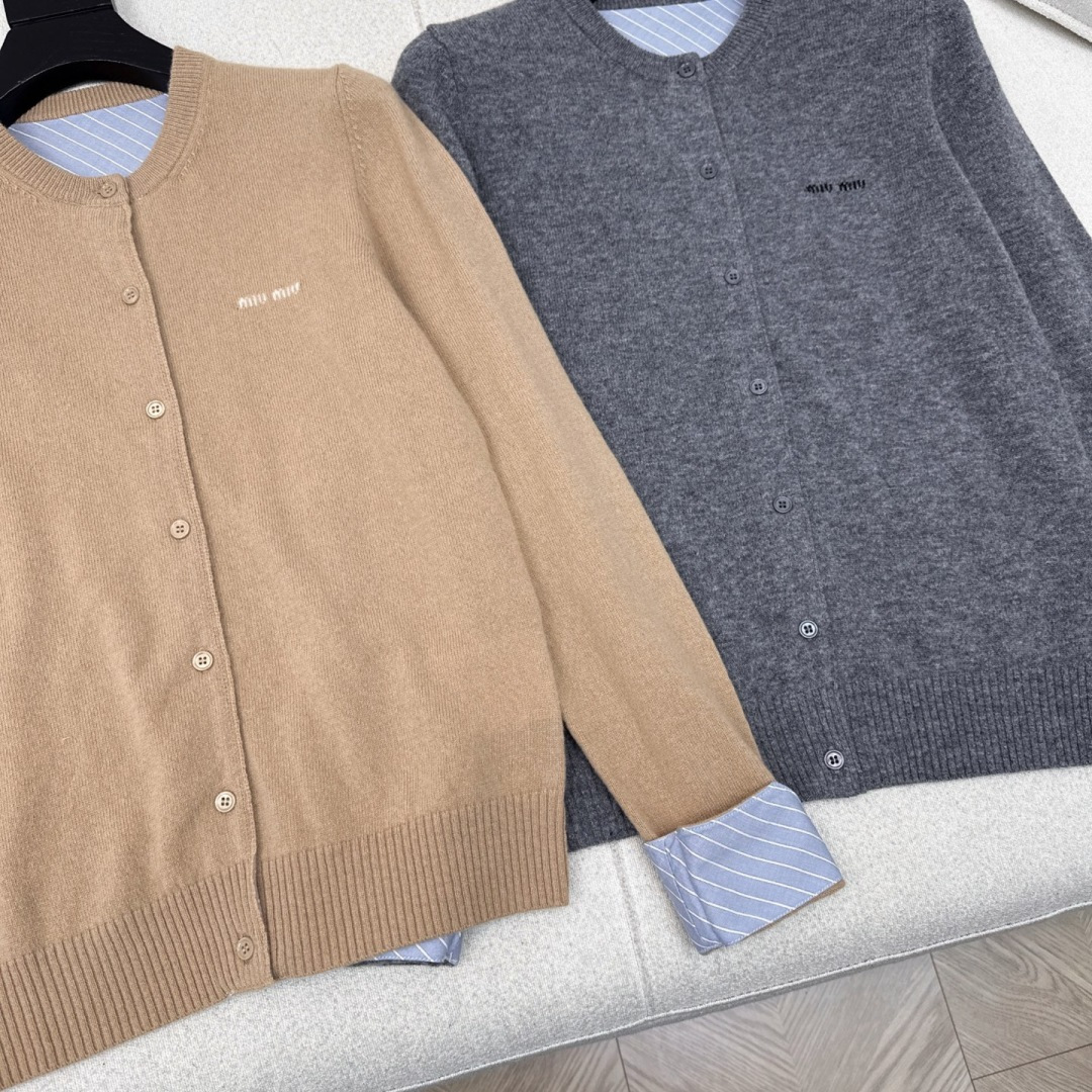 独家款～～Miu 25Ss————早秋最新款拼接条纹装饰针织开衫🤍温柔复古风～～经典小圆领休闲百搭 基础