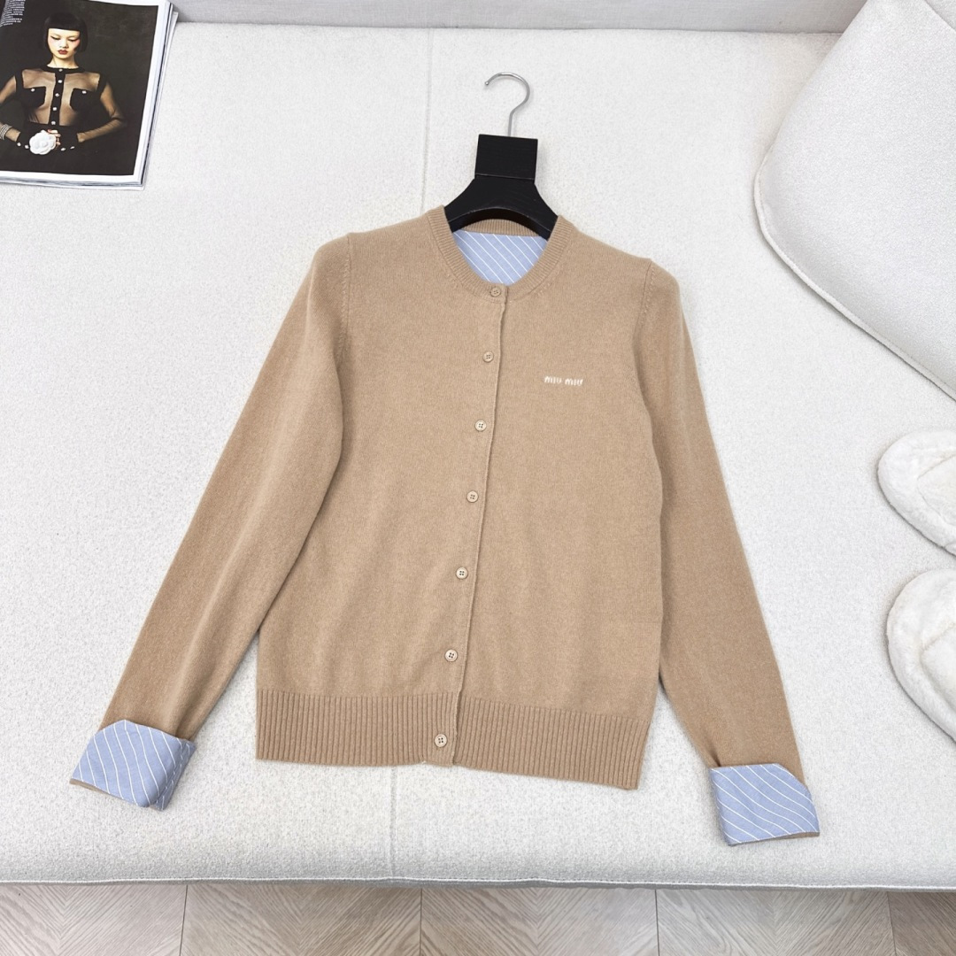 独家款～～Miu 25Ss————早秋最新款拼接条纹装饰针织开衫🤍温柔复古风～～经典小圆领休闲百搭 基础