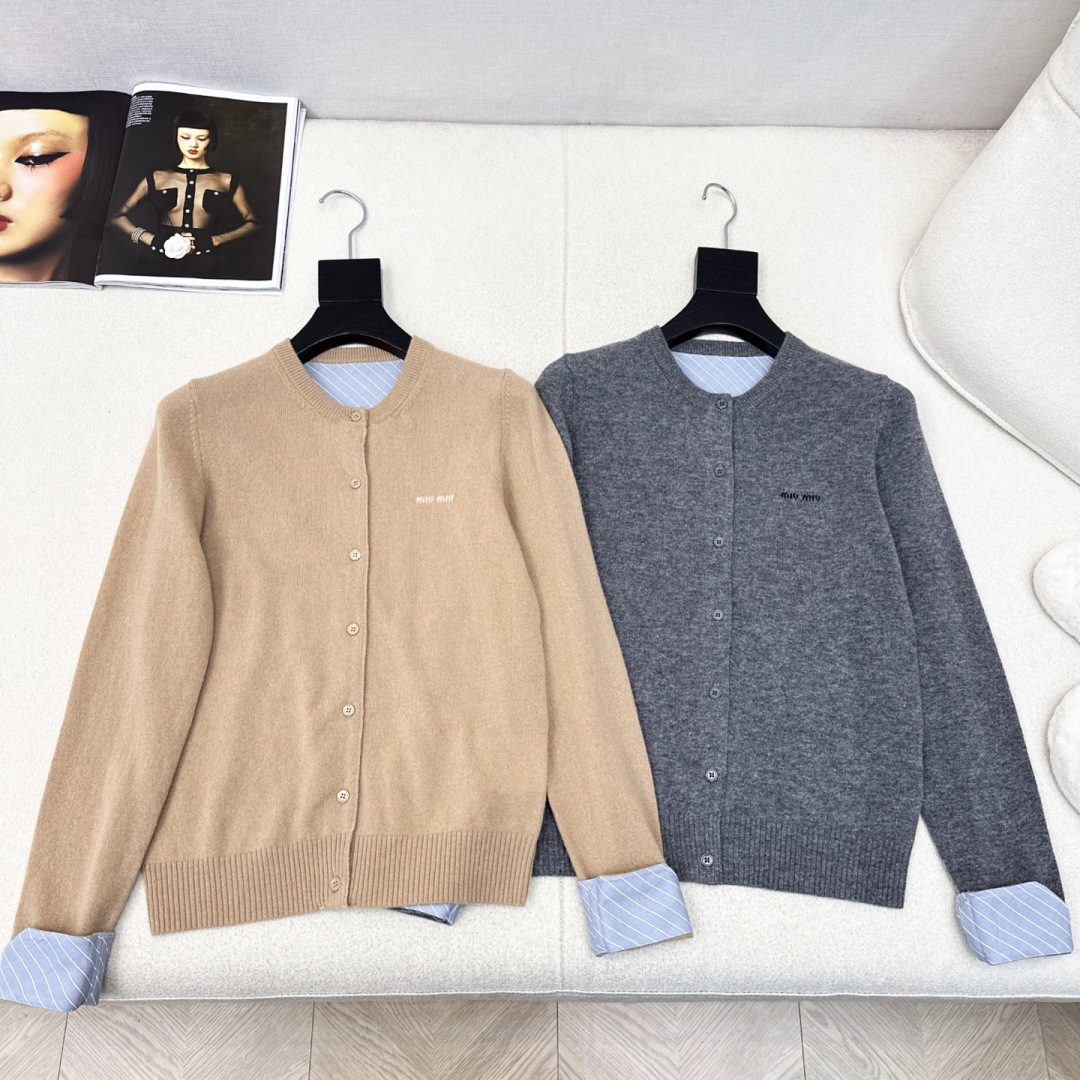独家款～～Miu 25Ss————早秋最新款拼接条纹装饰针织开衫🤍温柔复古风～～经典小圆领休闲百搭 基础