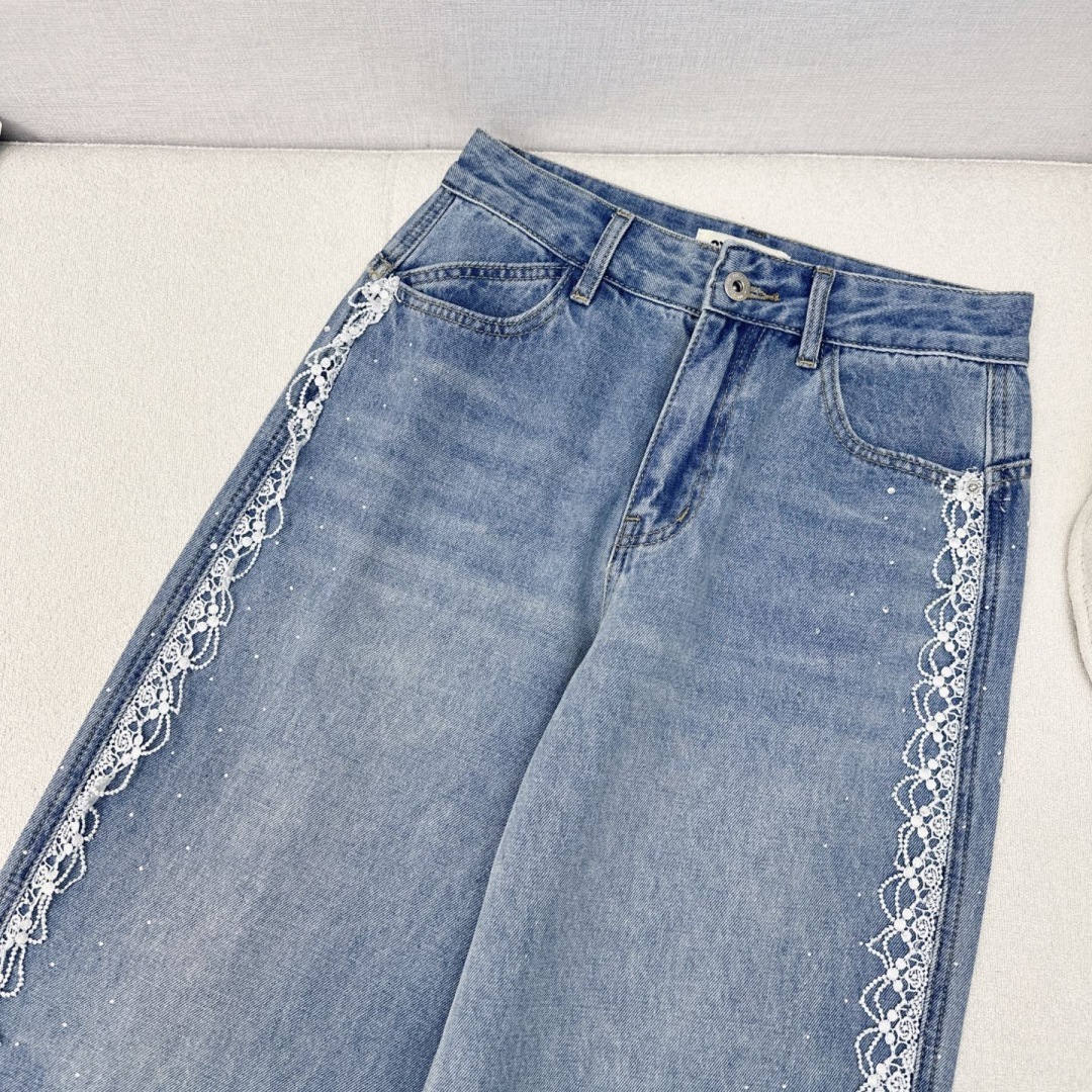 独家款 Miu 25Ss——春夏最新款时髦精必入拼接水溶刺绣边烫钻牛仔裤 💙高腰直筒版型不挑人巨显瘦显腿