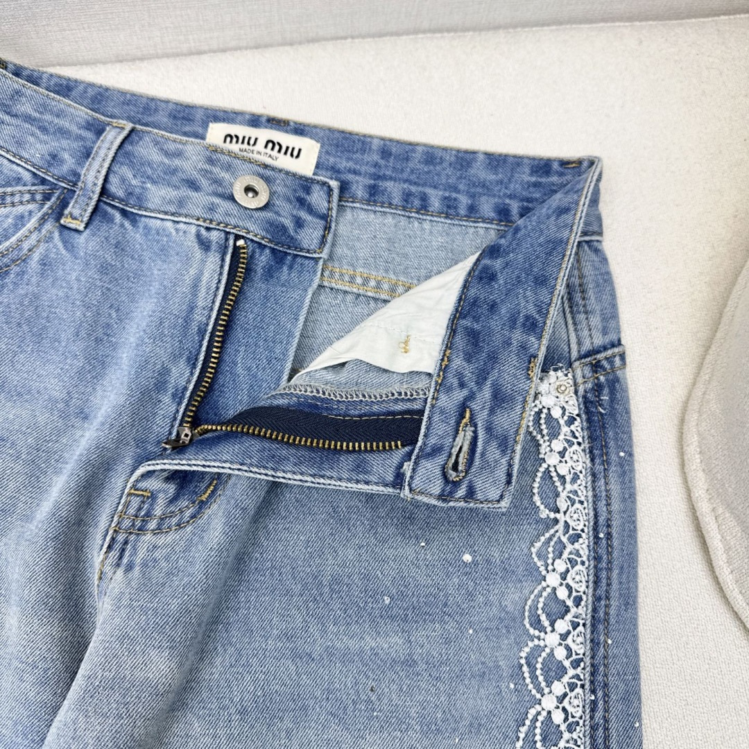 独家款 Miu 25Ss——春夏最新款时髦精必入拼接水溶刺绣边烫钻牛仔裤 💙高腰直筒版型不挑人巨显瘦显腿