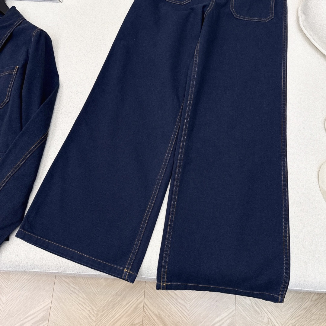 特价🉐️❗️现货齐码❗️不退不换❗️CD 25Ss———早秋最新款高级极简风牛仔套装🤍翻领牛仔外套+中高