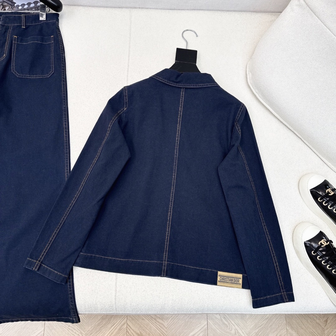 特价🉐️❗️现货齐码❗️不退不换❗️CD 25Ss———早秋最新款高级极简风牛仔套装🤍翻领牛仔外套+中高