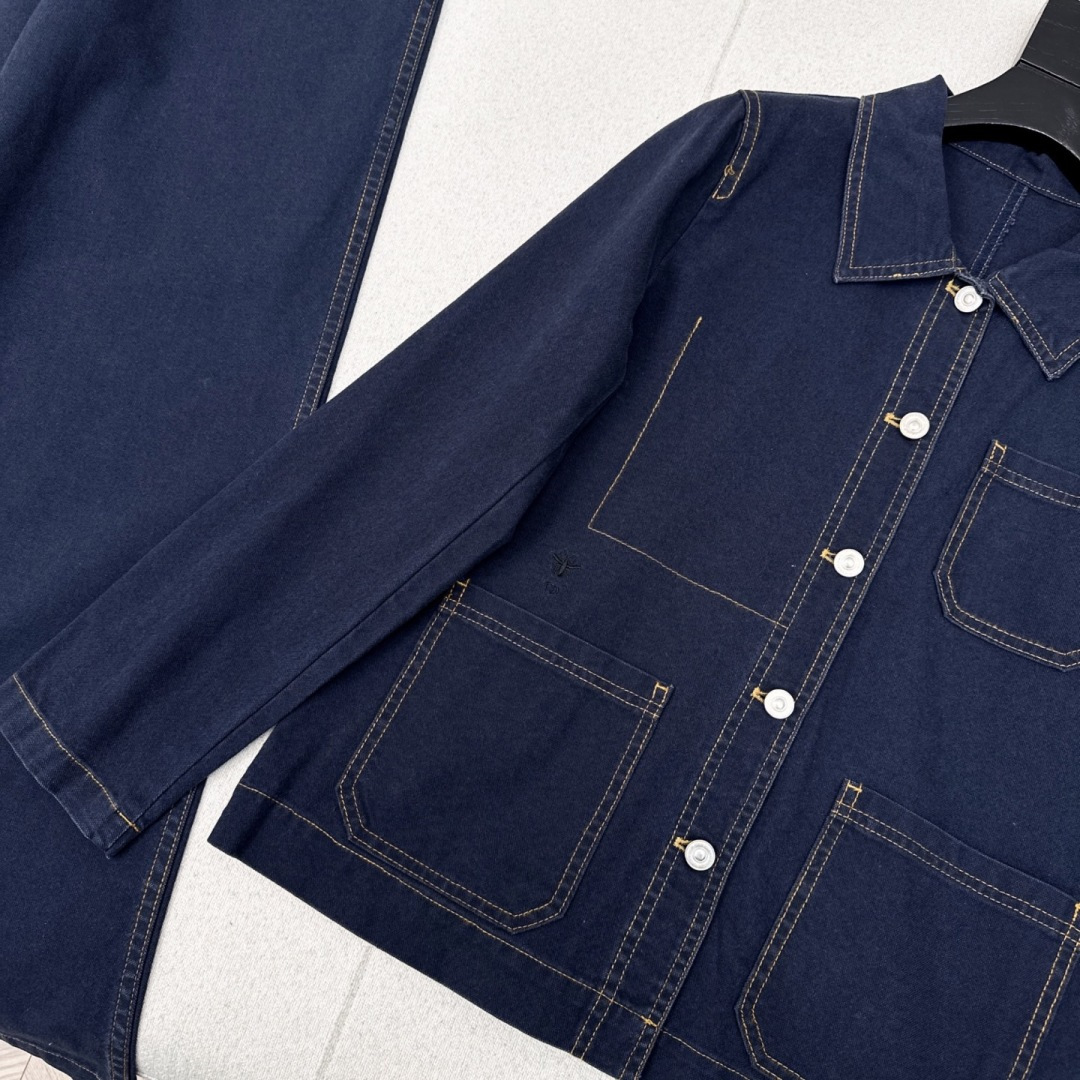 特价🉐️❗️现货齐码❗️不退不换❗️CD 25Ss———早秋最新款高级极简风牛仔套装🤍翻领牛仔外套+中高