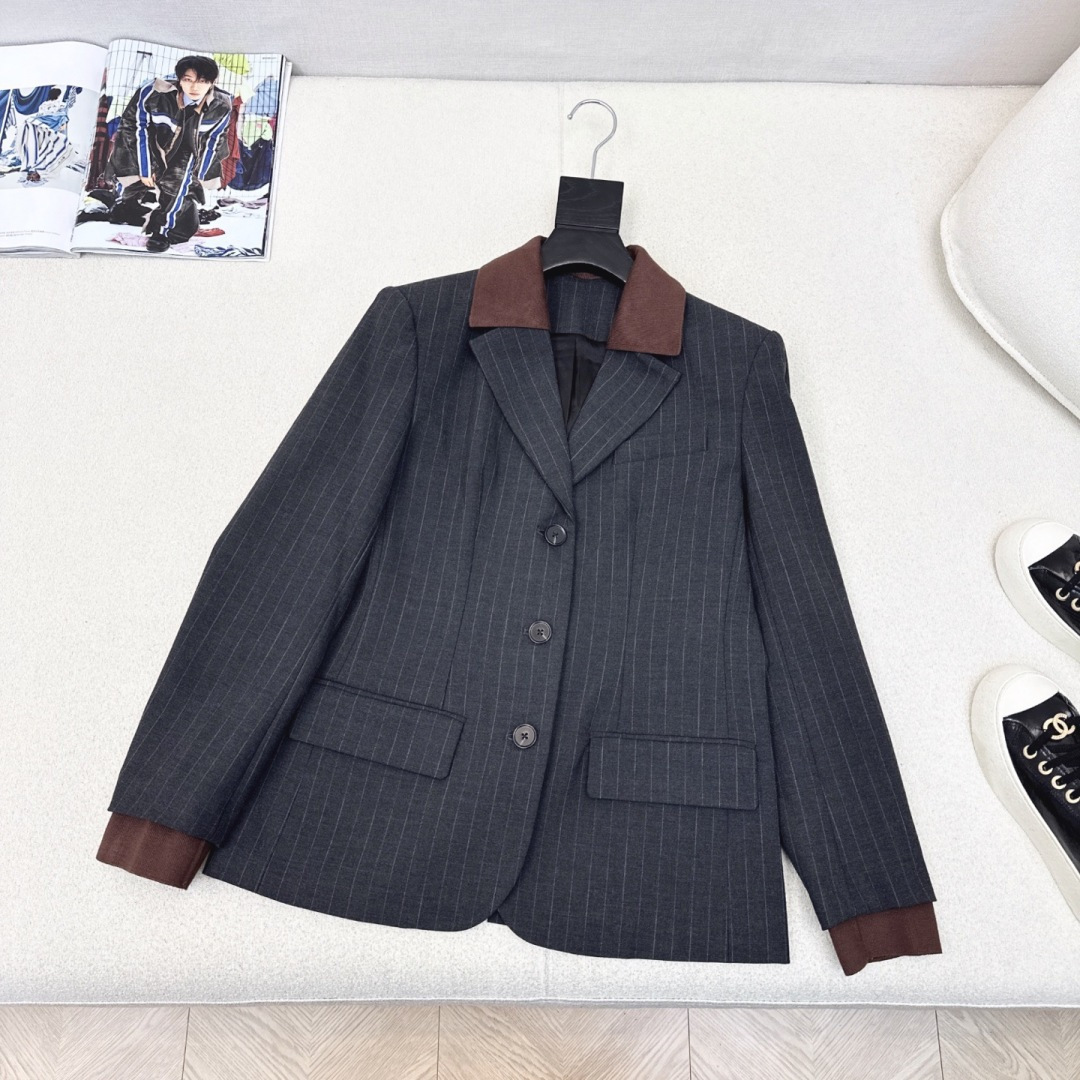 减龄缪式穿搭 Miu 25Ss———秋冬最新款假两件设计可拆卸针织领条纹西装外套🖤缪式时髦 自上而下利落