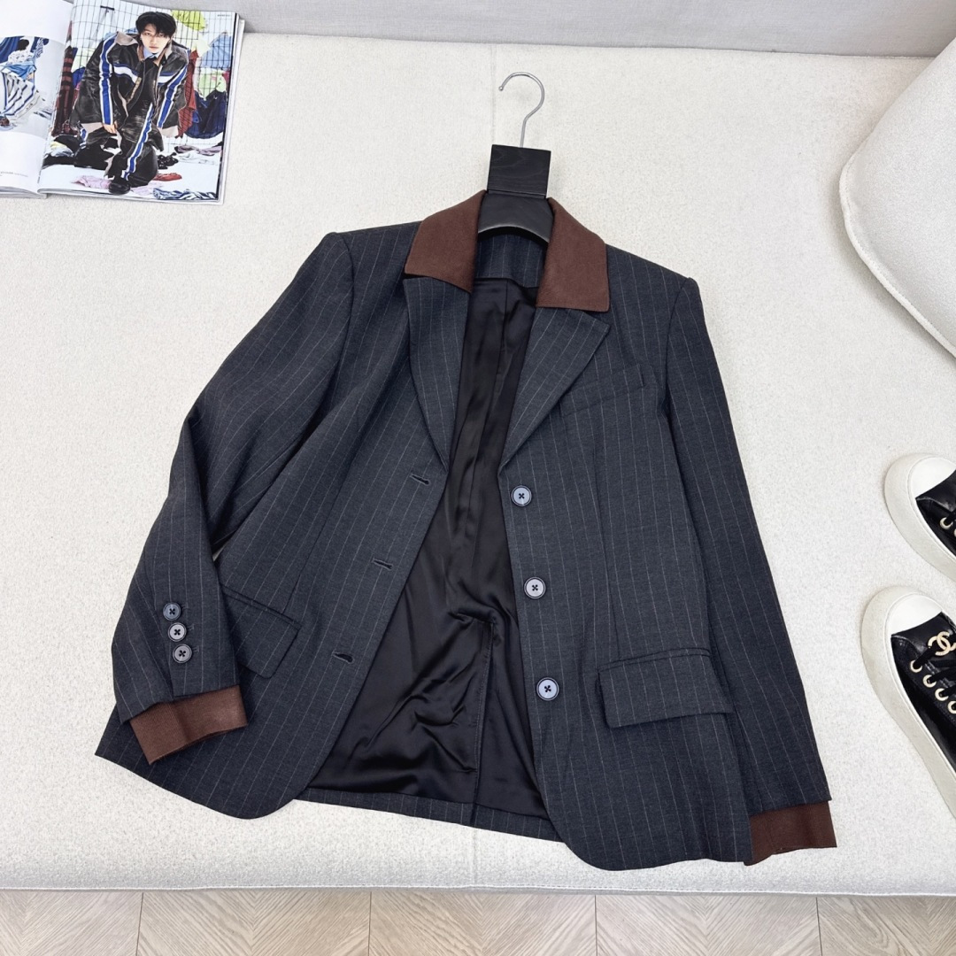 减龄缪式穿搭 Miu 25Ss———秋冬最新款假两件设计可拆卸针织领条纹西装外套🖤缪式时髦 自上而下利落
