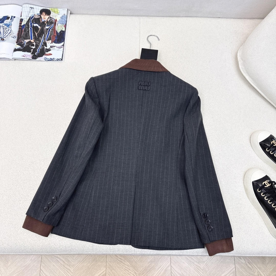 减龄缪式穿搭 Miu 25Ss———秋冬最新款假两件设计可拆卸针织领条纹西装外套🖤缪式时髦 自上而下利落