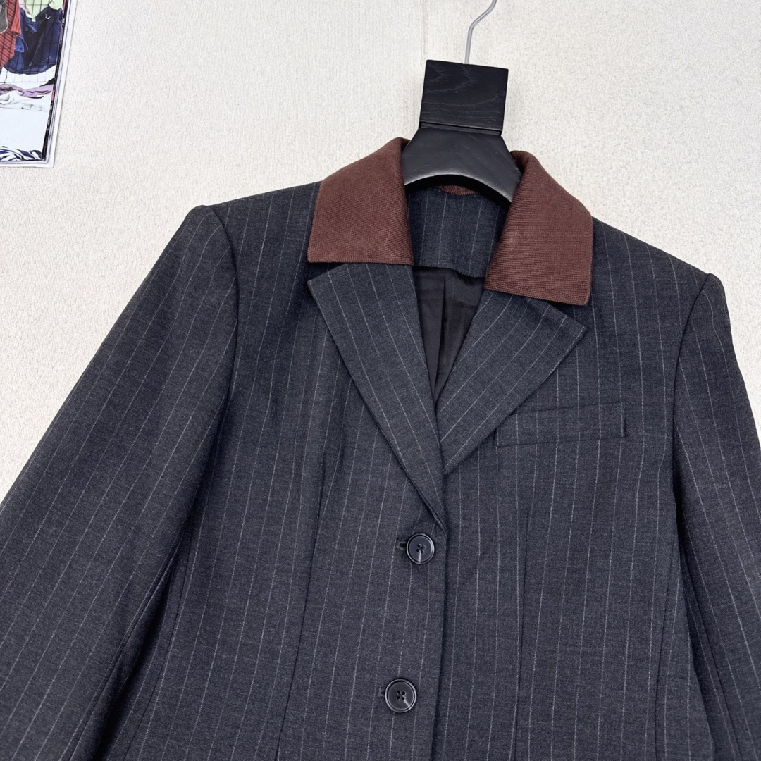 减龄缪式穿搭 Miu 25Ss———秋冬最新款假两件设计可拆卸针织领条纹西装外套🖤缪式时髦 自上而下利落