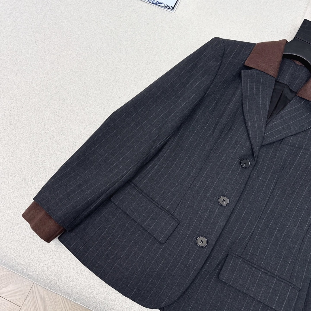 减龄缪式穿搭 Miu 25Ss———秋冬最新款假两件设计可拆卸针织领条纹西装外套🖤缪式时髦 自上而下利落