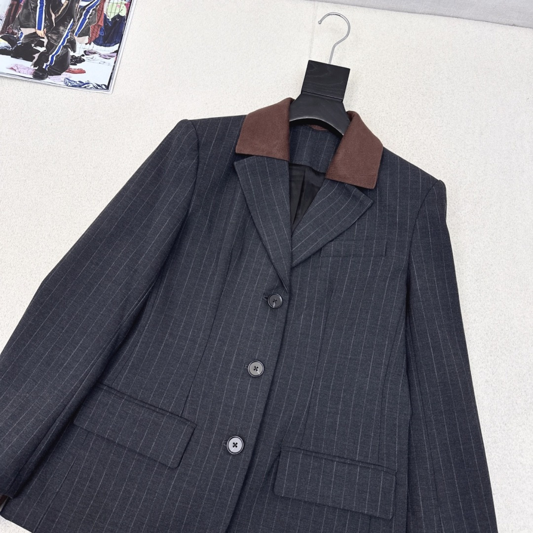 减龄缪式穿搭 Miu 25Ss———秋冬最新款假两件设计可拆卸针织领条纹西装外套🖤缪式时髦 自上而下利落