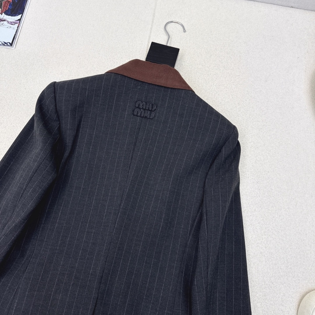 减龄缪式穿搭 Miu 25Ss———秋冬最新款假两件设计可拆卸针织领条纹西装外套🖤缪式时髦 自上而下利落