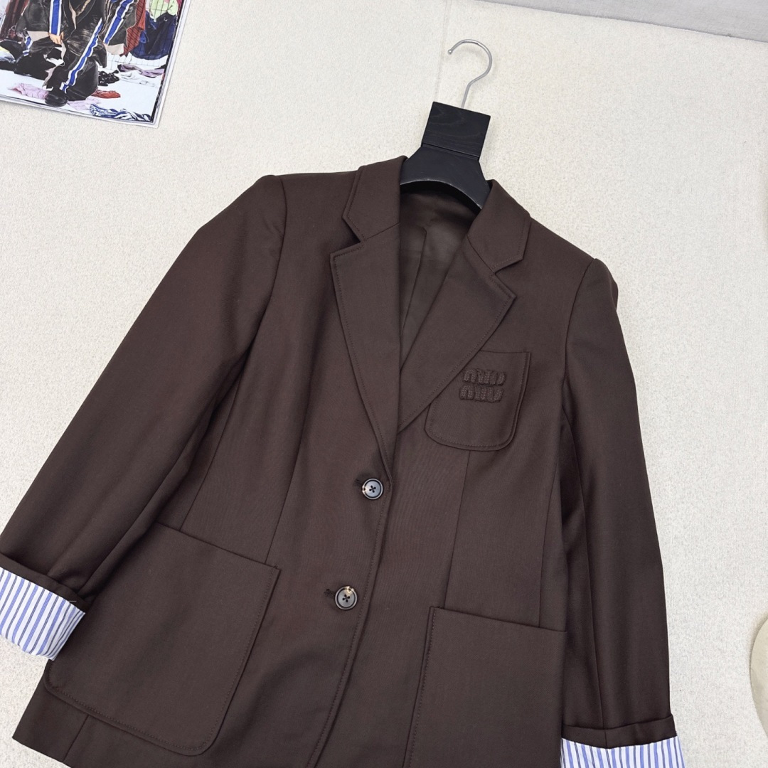独家款～ Miu 25Ss———秋冬最新款美拉德色系logo西装外套 🤎缪式时髦穿搭公式 两粒扣设计 廓